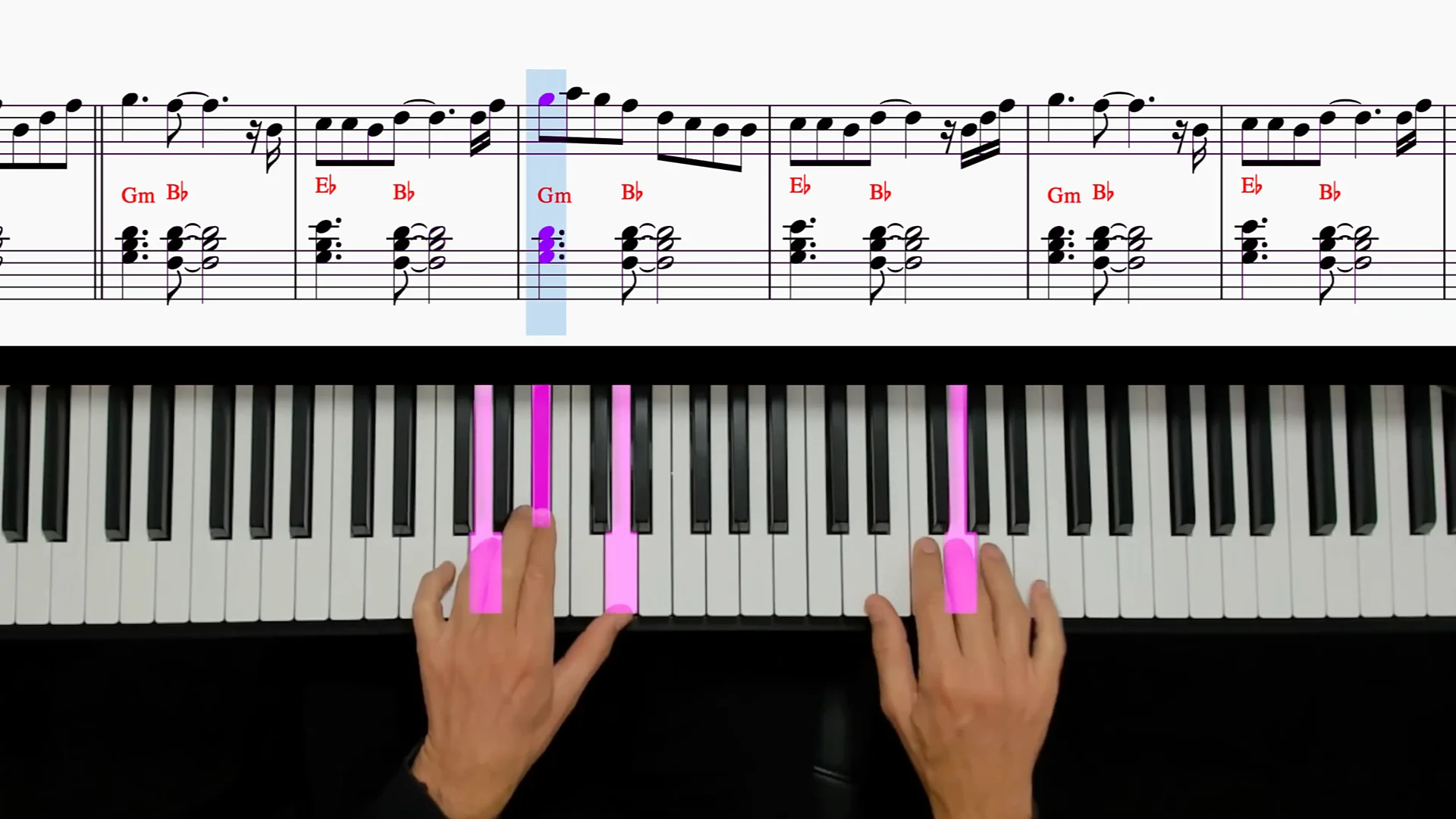 Apprentissage au piano avec partition synchronisée à l'écran, mains visibles, touches illuminées en violet et accords affichés. Format pédagogique idéal pour visualiser rythme, notes et doigtés.